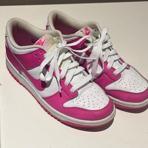 Nike (M6/W8) Low Dunks - Laser Fuchsia